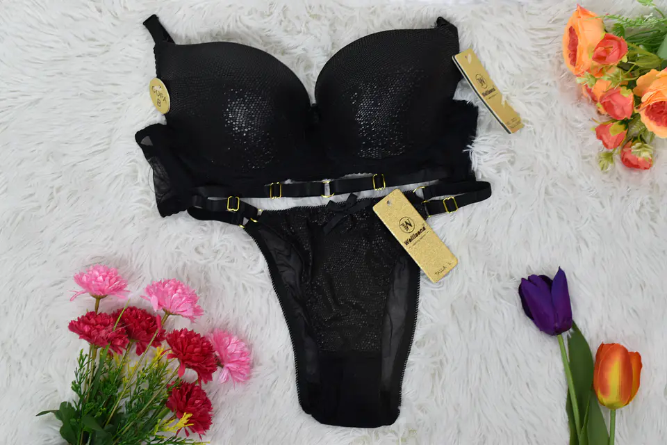 Conjunto de ropa interior con tela de encaje  3