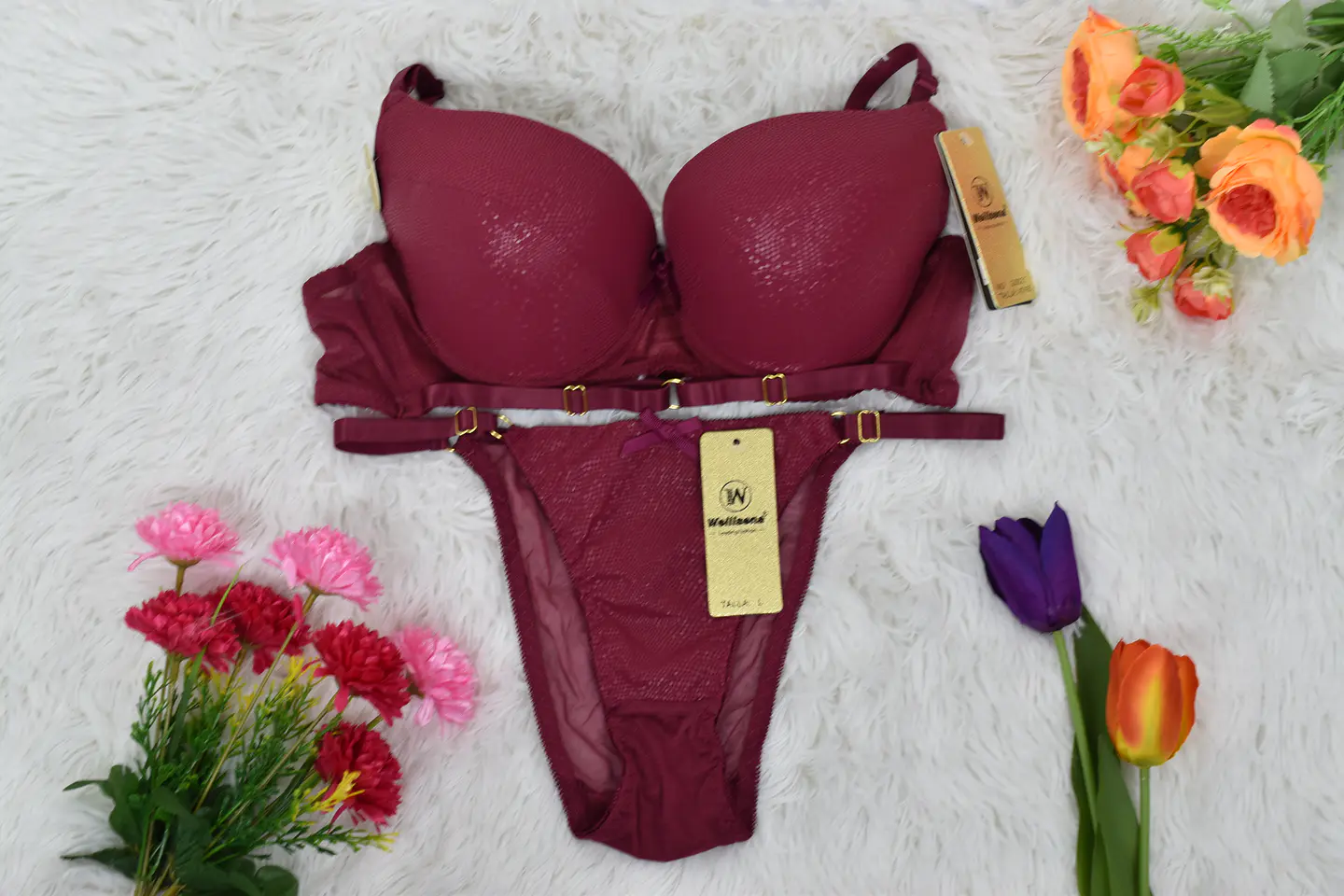 Conjunto de ropa interior con tela de encaje  2