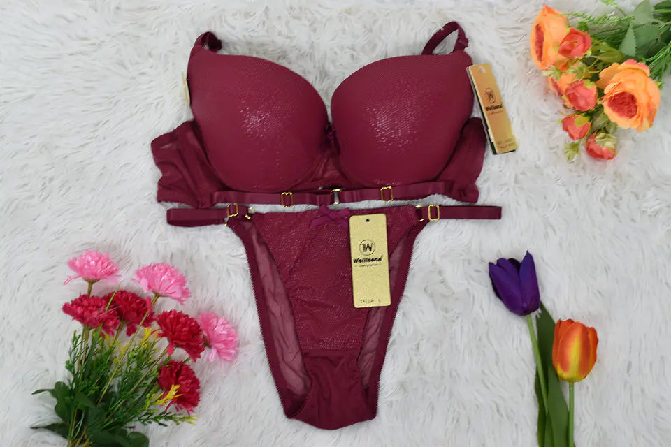 Conjunto de ropa interior con tela de encaje  2
