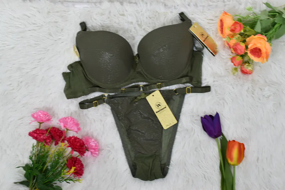 Conjunto de ropa interior con tela de encaje  4