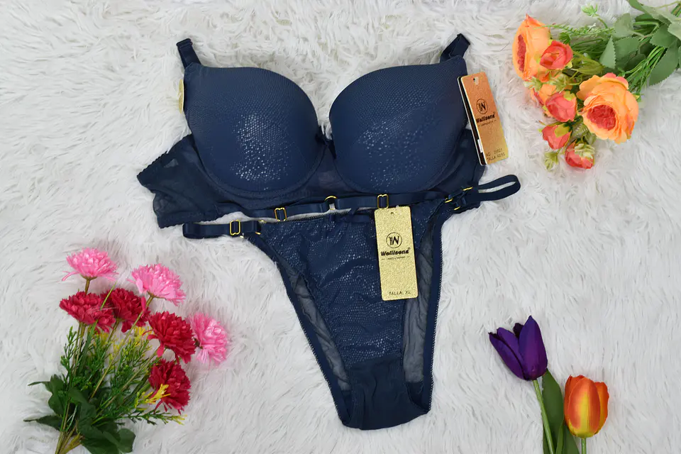 Conjunto de ropa interior con tela de encaje  5