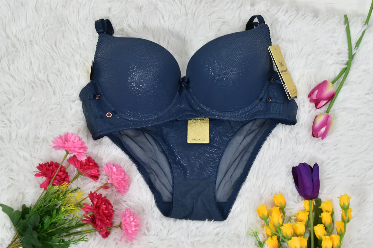Conjunto de ropa interior con tela suave de encaje  2