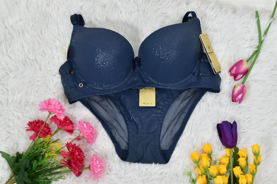Conjunto de ropa interior con tela suave de encaje  2