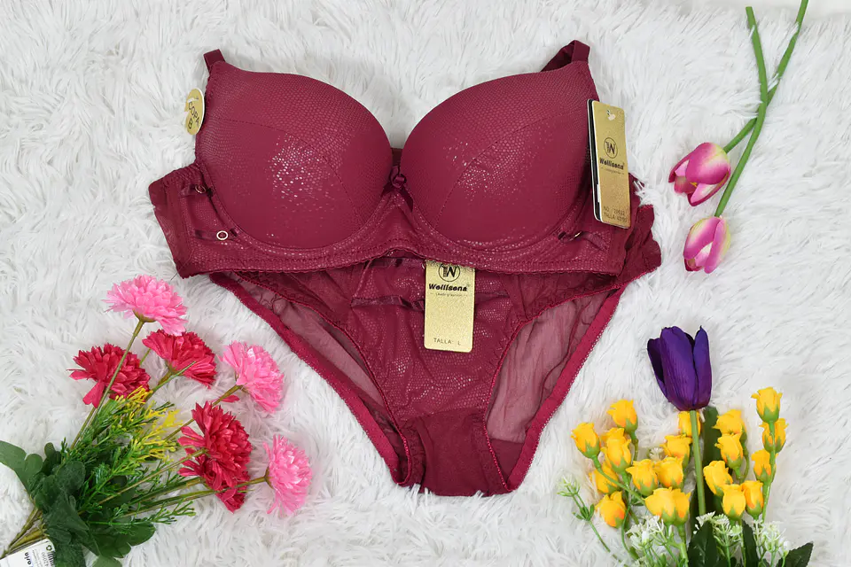 Conjunto de ropa interior con tela suave de encaje  3