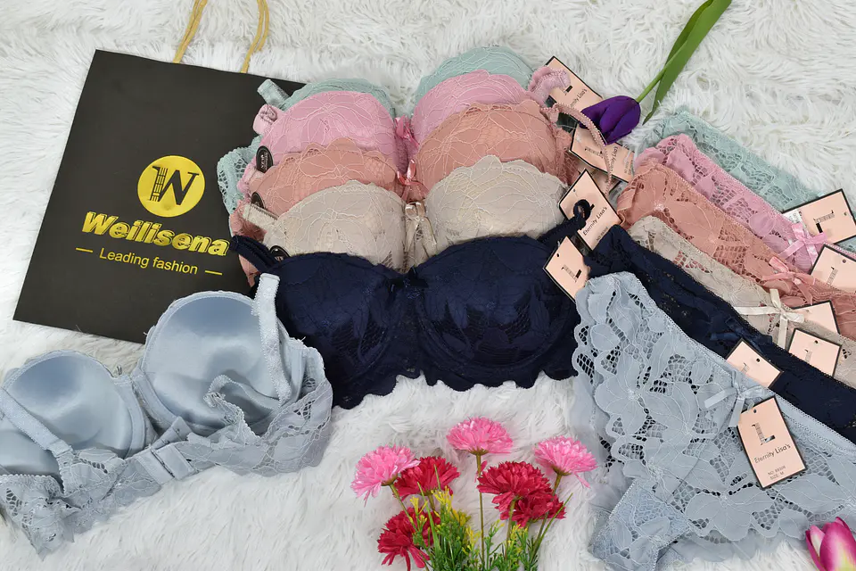 Conjunto de ropa interior con encaje delicado y pushup  1