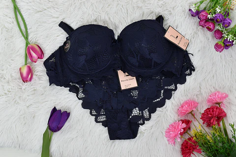 Conjunto de ropa interior con encaje delicado y pushup 