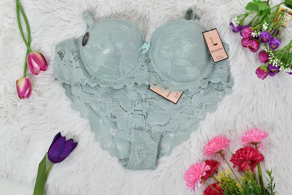 Conjunto de ropa interior con encaje delicado y pushup  3