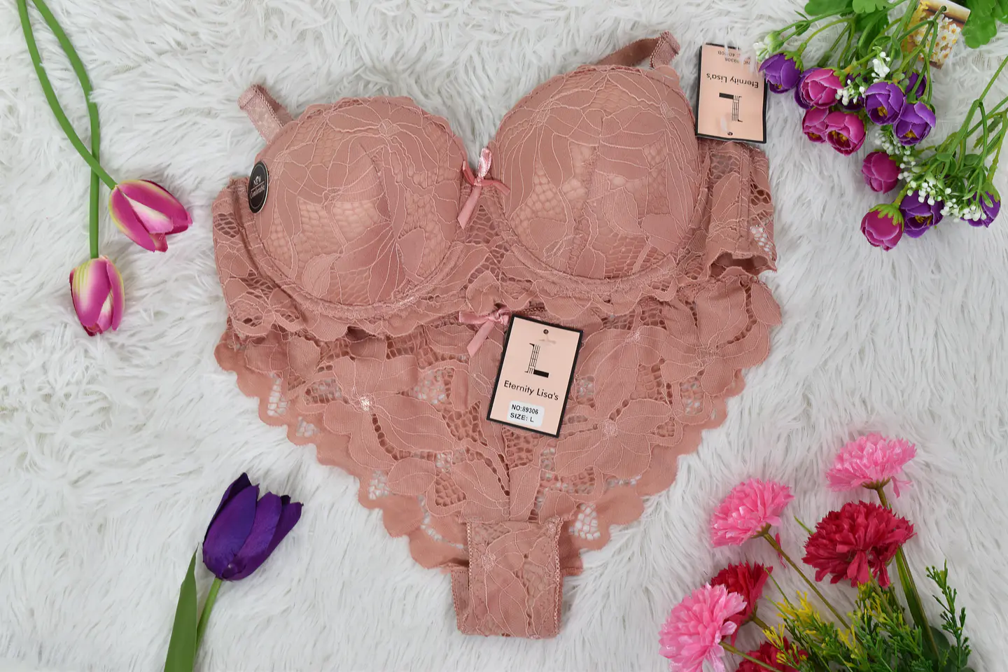 Conjunto de ropa interior con encaje delicado y pushup  4