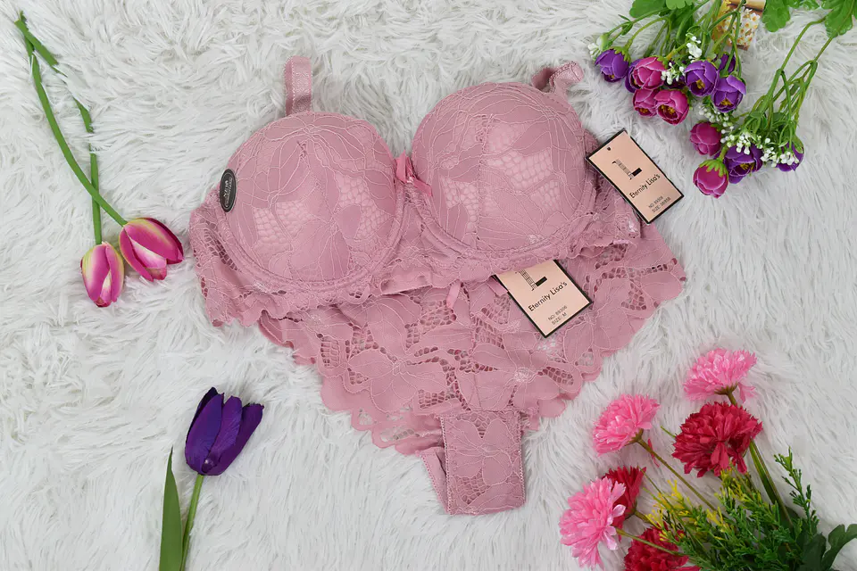 Conjunto de ropa interior con encaje delicado y pushup  6