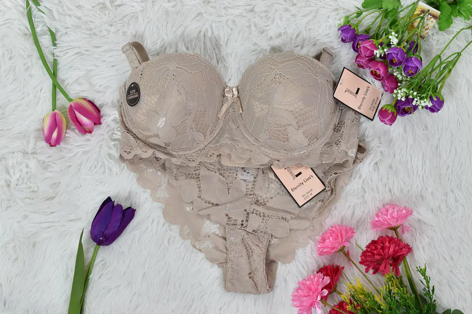 Conjunto de ropa interior con encaje delicado y pushup  7
