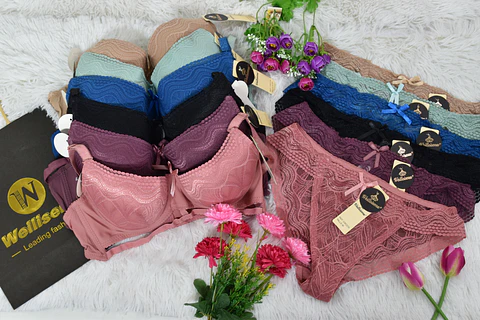 Conjunto con delicado encaje 