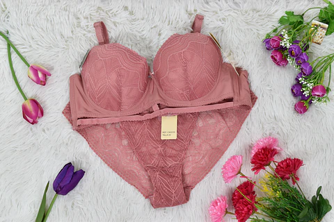 Conjunto con delicado encaje 