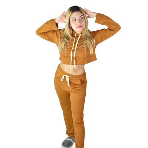 Conjunto deportivo con capucha 