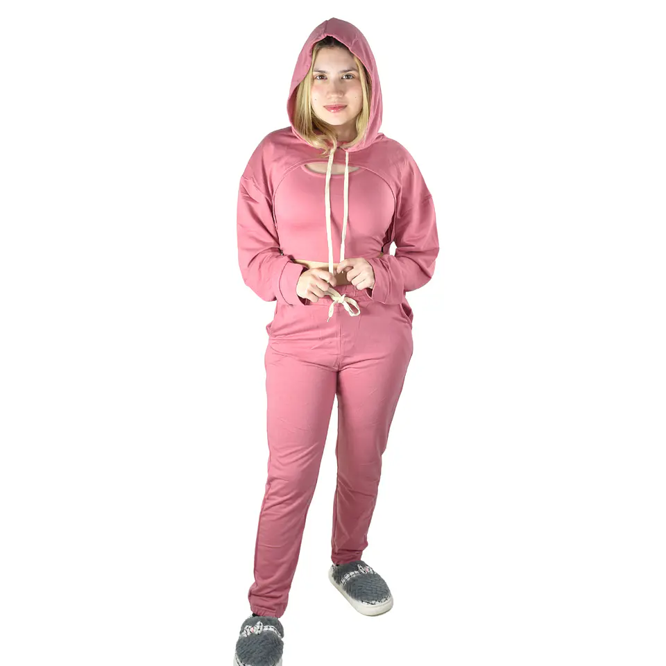 conjunto deportivo de tres piezas  2