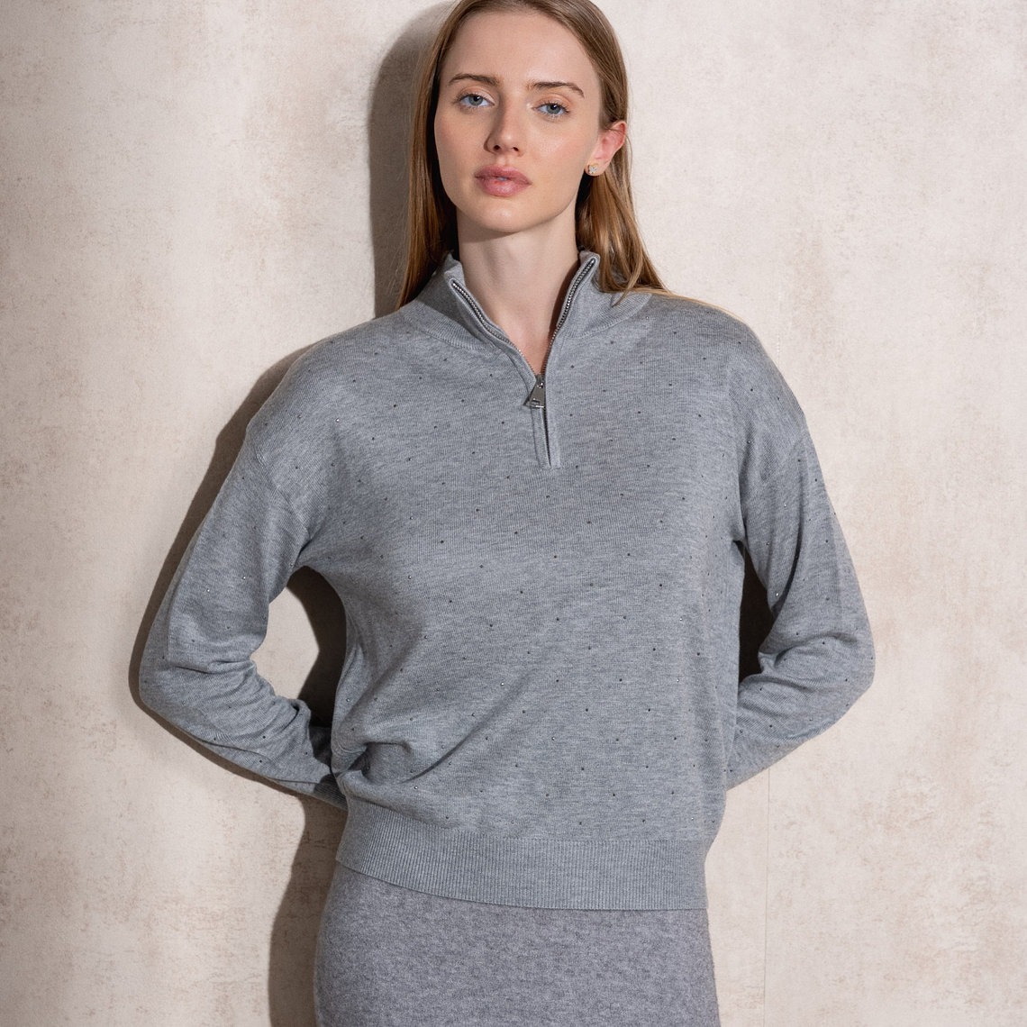 POLO COM FECHO DE MALHA COM BRILHOS NA FRENTE CINZENTO SMF JEANS 1