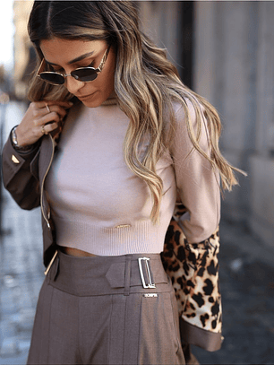 CAMISOLA CURTA CRU DE MALHA COM GOLA ALTA SCRIPTA