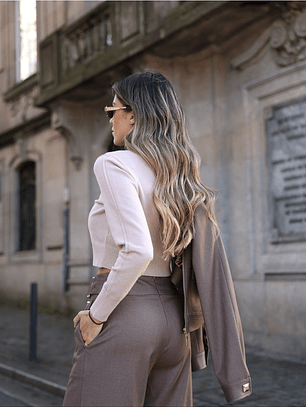 CAMISOLA CURTA BEGE DE MALHA COM GOLA ALTA SCRIPTA