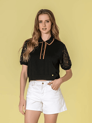 CAMISOLA EM PRETO COM MANGAS EM RENDA DA RUGA