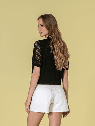 CAMISOLA EM PRETO COM MANGAS EM RENDA DA RUGA