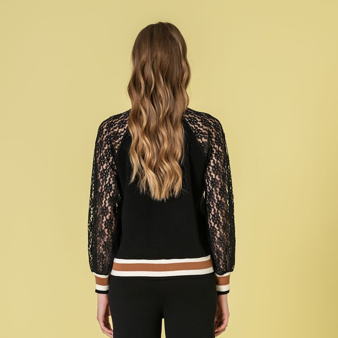 CASACO PRETO COM MANGAS EM RENDA DA RUGA 2