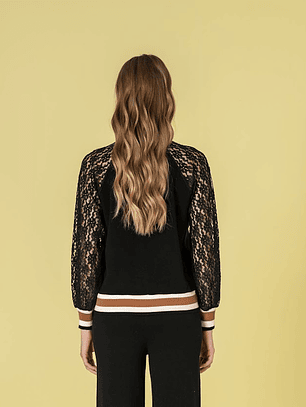 CASACO PRETO COM MANGAS EM RENDA DA RUGA