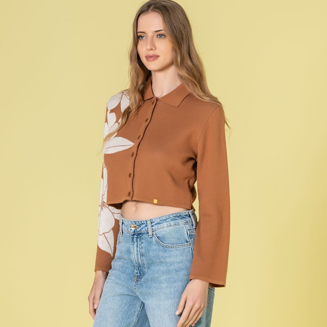 CASACO DE MALHA COM PADRÃO FLOR EM CARAMELO EM RUGA 1