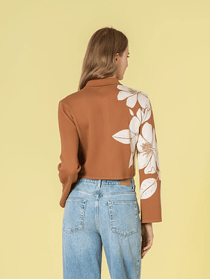 CASACO DE MALHA COM PADRÃO FLOR EM CARAMELO EM RUGA