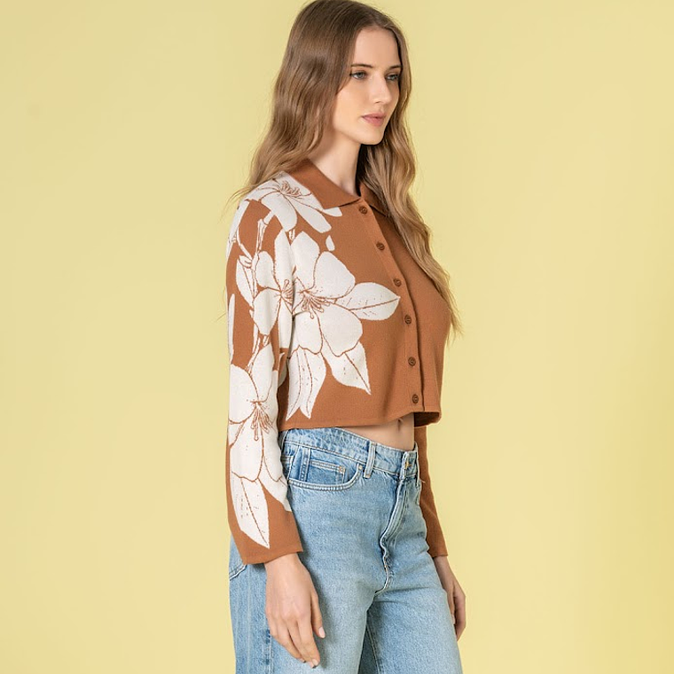 CASACO DE MALHA COM PADRÃO FLOR EM CARAMELO EM RUGA 3