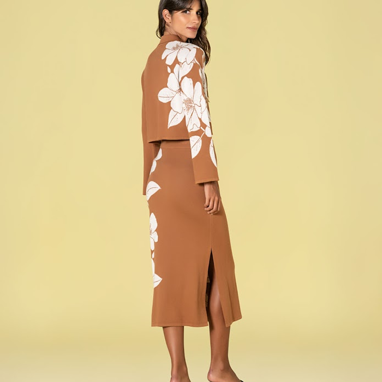 SAIA DE MALHA COM PADRÃO FLOR EM CARAMELO DA RUGA 2