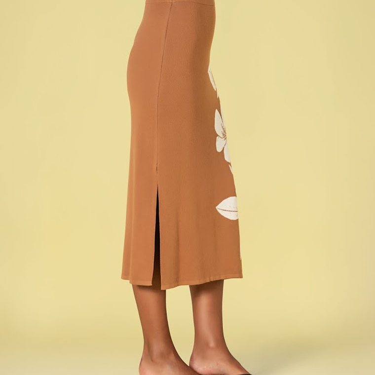 SAIA DE MALHA COM PADRÃO FLOR EM CARAMELO DA RUGA 3