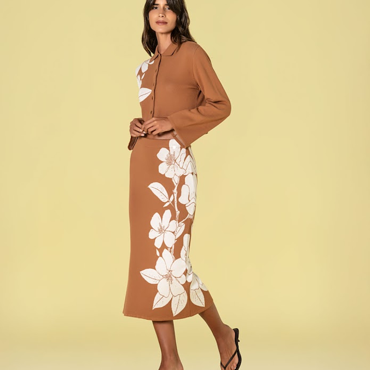 SAIA DE MALHA COM PADRÃO FLOR EM CARAMELO DA RUGA 4