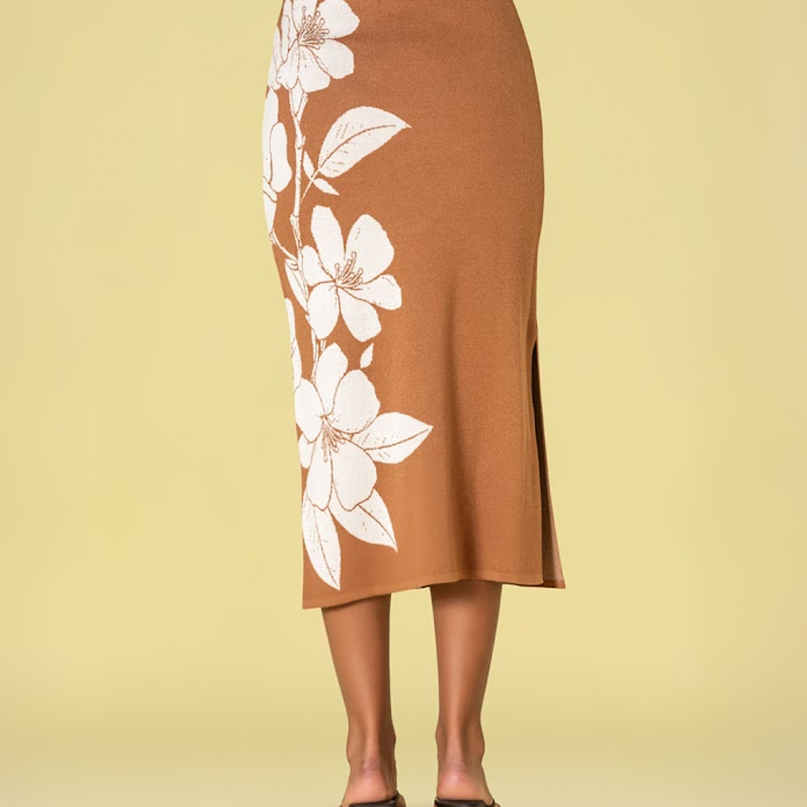 SAIA DE MALHA COM PADRÃO FLOR EM CARAMELO DA RUGA 6