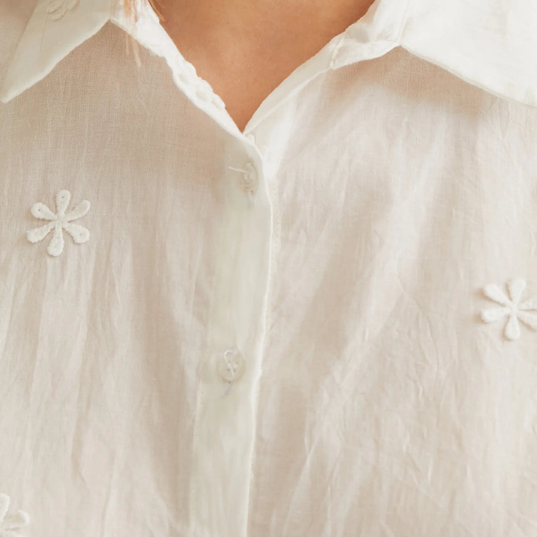 CAMISA BRANCA COM BORDADOS COMPAÑIA FANTASTICA  3