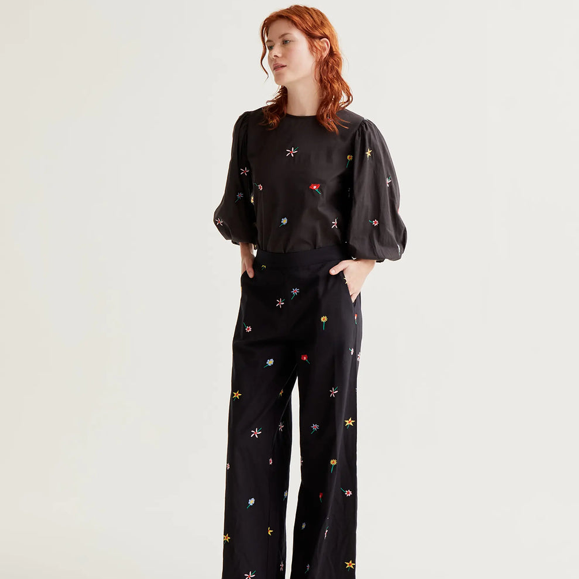 CALÇAS PANTALONA PRETA COM FLORES BORDADAS COMPAÑIA FANTASTICA  1