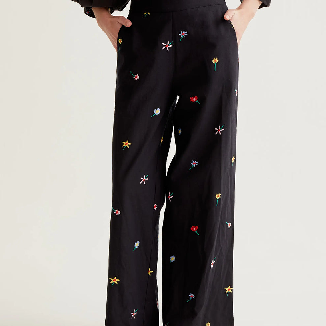 CALÇAS PANTALONA PRETA COM FLORES BORDADAS COMPAÑIA FANTASTICA  2