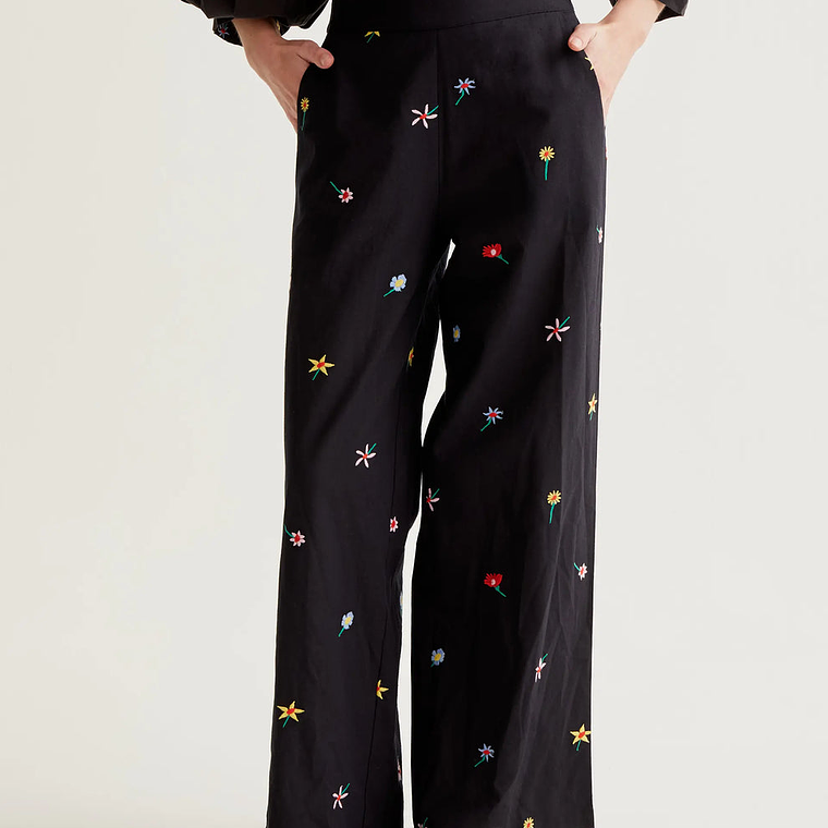 CALÇAS PANTALONA PRETA COM FLORES BORDADAS COMPAÑIA FANTASTICA  2