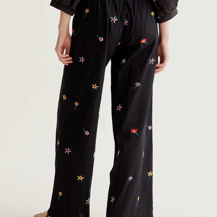 CALÇAS PANTALONA PRETA COM FLORES BORDADAS COMPAÑIA FANTASTICA  3