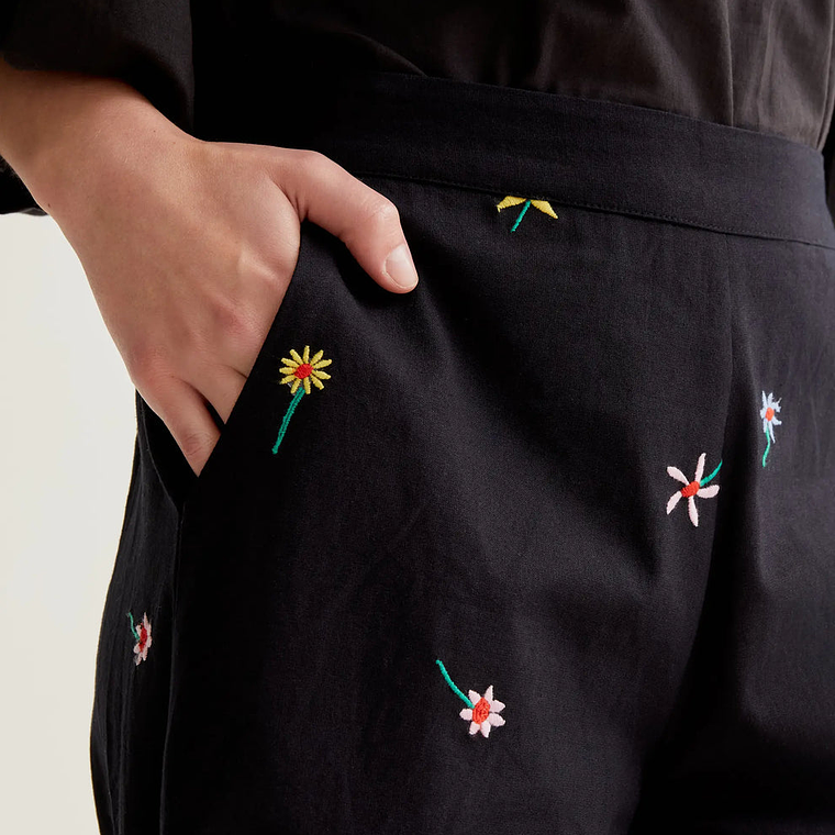 CALÇAS PANTALONA PRETA COM FLORES BORDADAS COMPAÑIA FANTASTICA  4