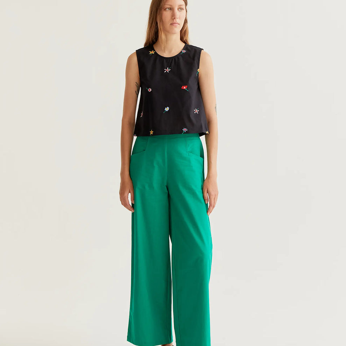 TOP PRETO COM FLORES BORDADS COMPAÑIA FANTASTICA  3