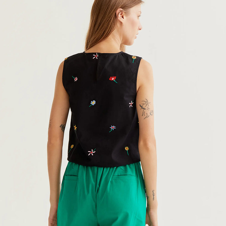 TOP PRETO COM FLORES BORDADS COMPAÑIA FANTASTICA  2