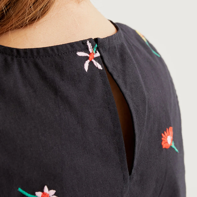 TOP PRETO COM FLORES BORDADS COMPAÑIA FANTASTICA  4