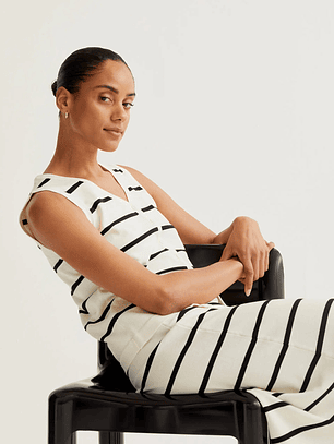 COLETE DE MALHA COM RISCAS PRETAS COMPANIA FANTÁSTICA