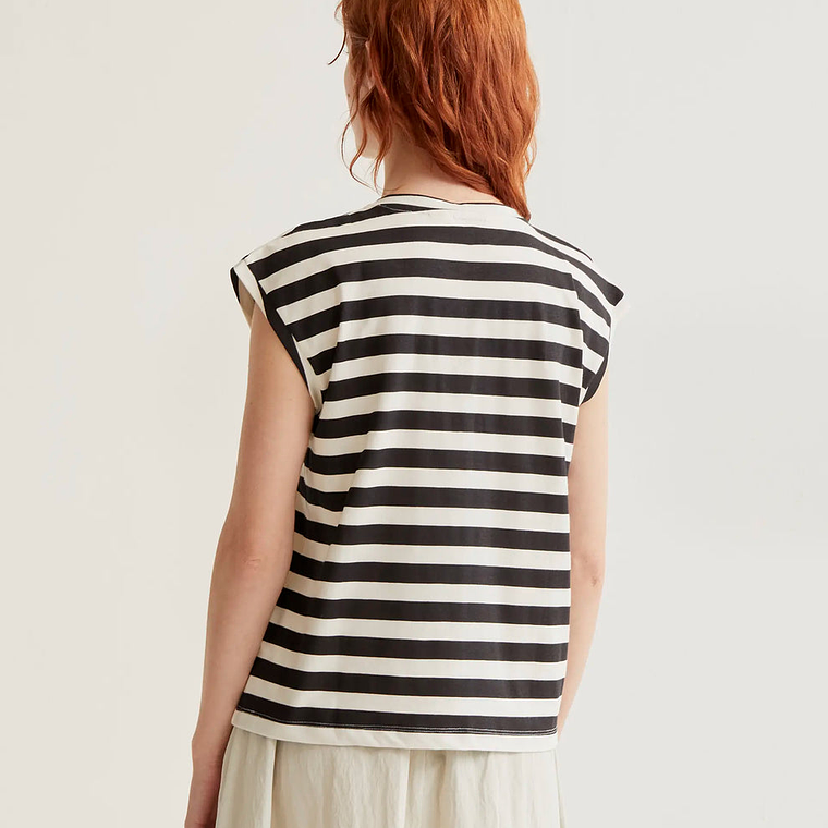 T-SHIRT CAVAS COM RISCAS PRETAS COMPANIA FANTÁSTICA  2