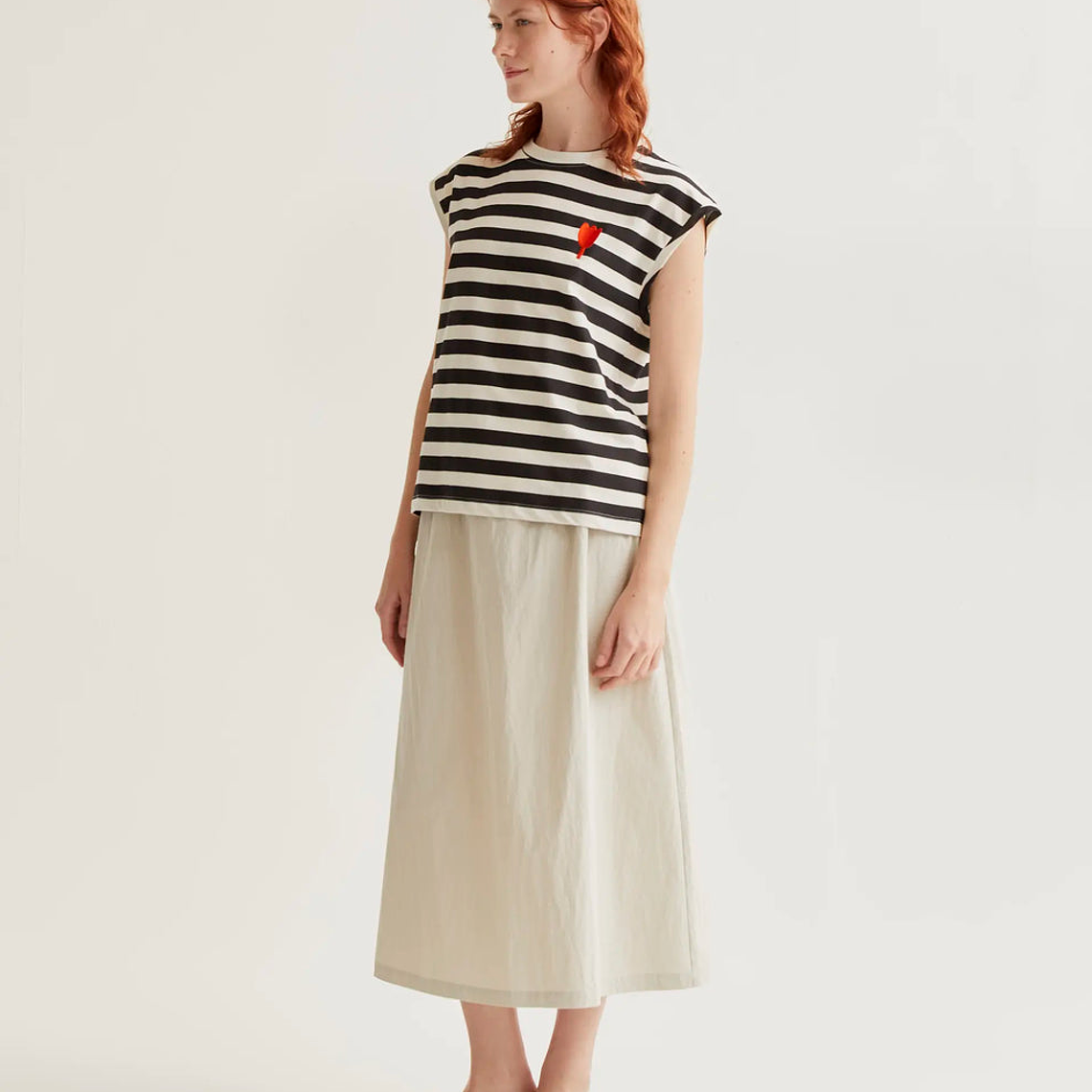 T-SHIRT CAVAS COM RISCAS PRETAS COMPANIA FANTÁSTICA  1