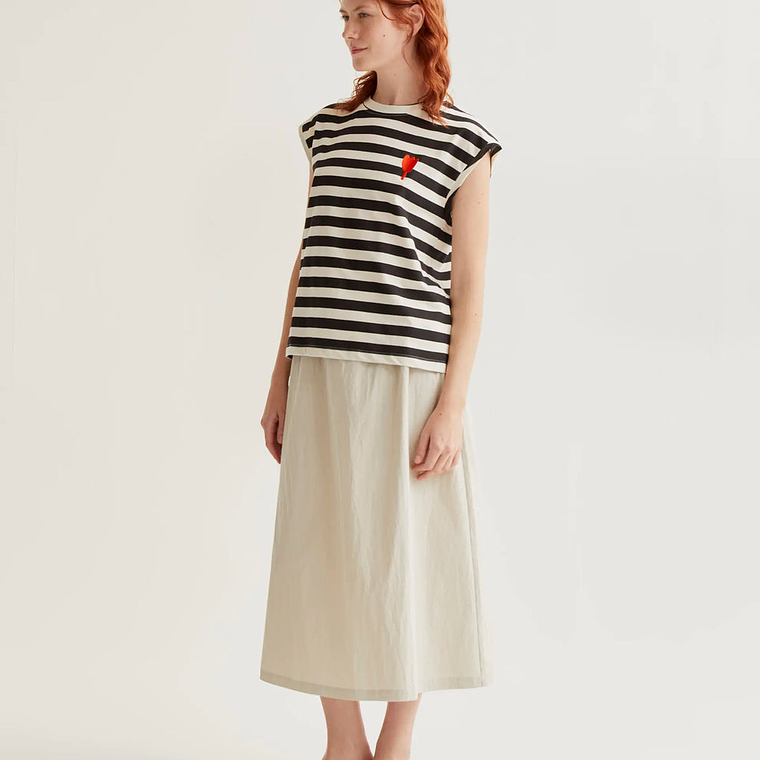 T-SHIRT CAVAS COM RISCAS PRETAS COMPANIA FANTÁSTICA  1