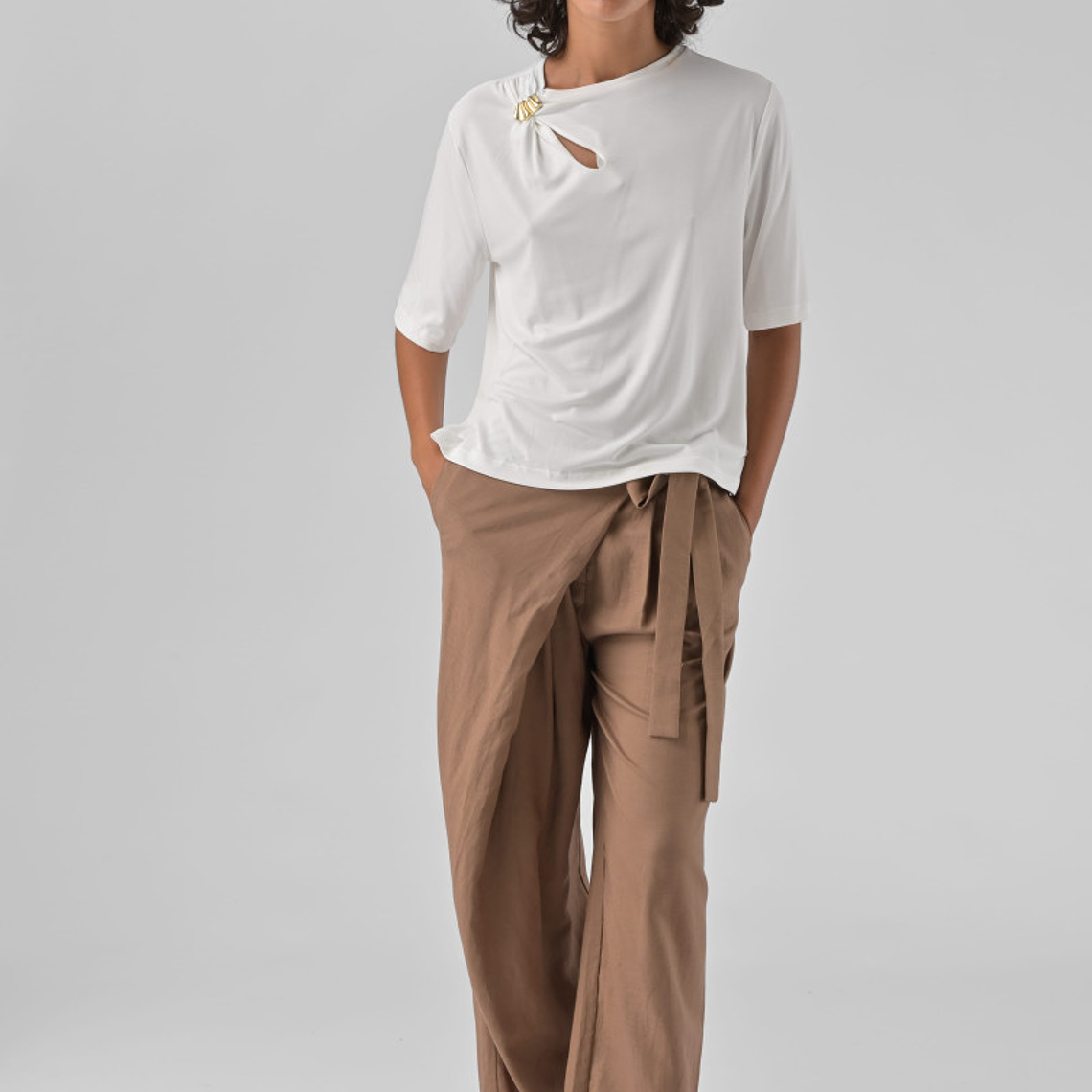 T-SHIRT BRANCA COM PORMENOR NO OMBRO SASKIA ORFEU PARIS  1