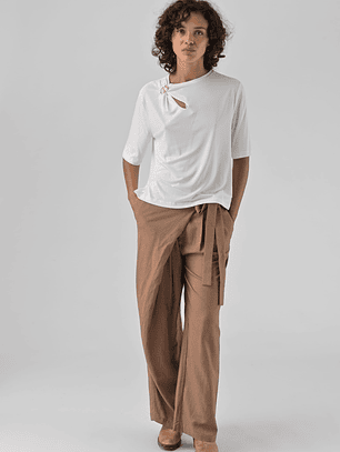 T-SHIRT BRANCA COM PORMENOR NO OMBRO SASKIA ORFEU PARIS 