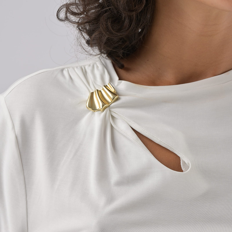 T-SHIRT BRANCA COM PORMENOR NO OMBRO SASKIA ORFEU PARIS  3