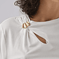 T-SHIRT BRANCA COM PORMENOR NO OMBRO SASKIA ORFEU PARIS  - thumbnail 3