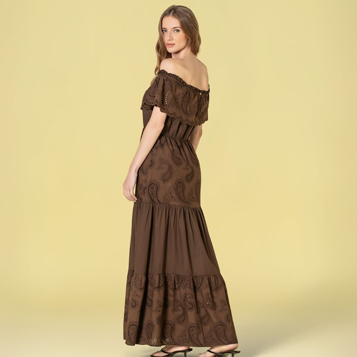 VESTIDO COMPRIDO EM BORDADO INGLÊS CASTANHO RUGA 2